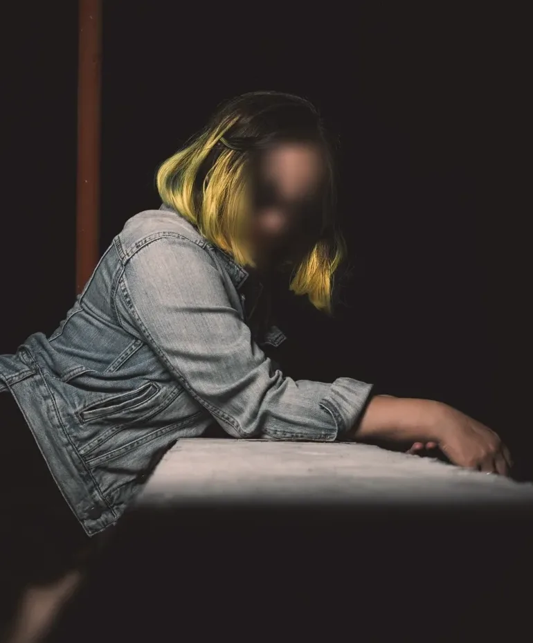 Cara, 32